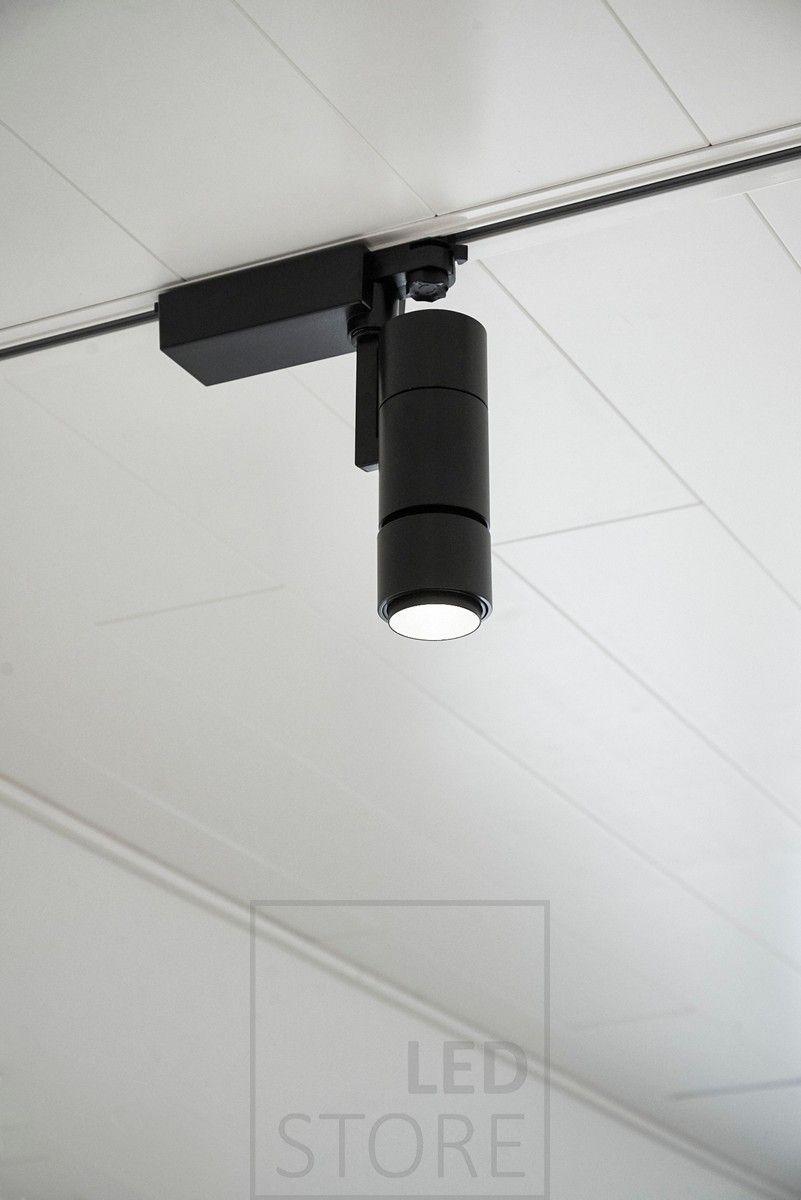 Musta led kiskovalaisin, 15W. Valaisin antaa keskimäärin 1500 lumenia. Näissä kiskospoteissa valotehoa riittää, joten ne sopivat myös vaativiin kohteisiin, kuten myymälöiden, näyttelytilojen ja korkeiden asuintilojen valaisuun. Ledstore.fi